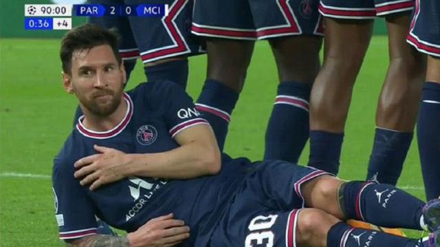 Leo Messi, tumbado en la barrera del PSG