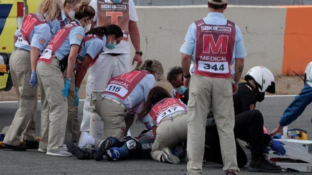 El equipo médico atiende al piloto de SuperSport300 Dean Berta Viñales (Viñales Racing Team) accidentado durante la primera carrera del Campeonato del Mundo