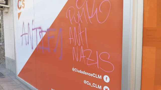 Amanece pintada la sede de Ciudadanos en Cuenca con Antinazis y Antifa