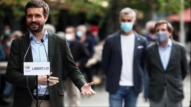 Pablo Casado, con Toni Cantó y Martínez Almeida (al fondo). EFE