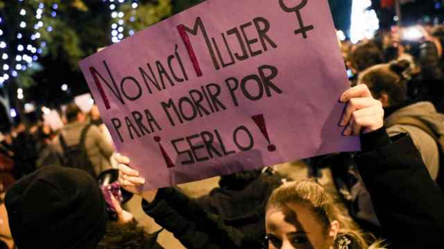 Una mujer sostiene una pancarta en la manifestación del 8-M en Madrid. EP