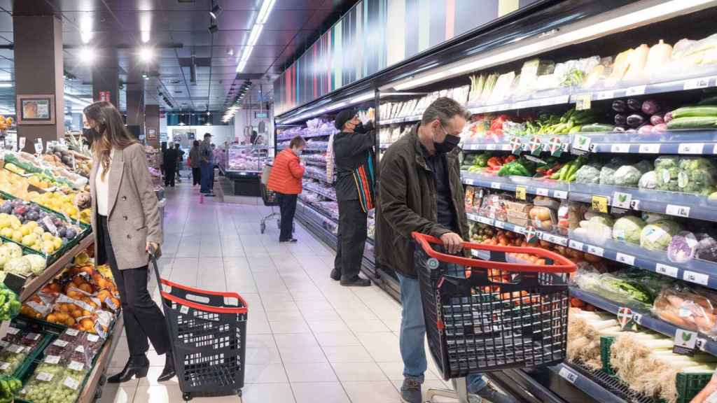 Consumidores en un supermercado en una imagen de archivo.
