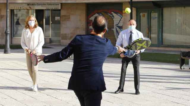 La consejera de Educación y el alcalde de Albacete jugando al pádel en un acto oficial