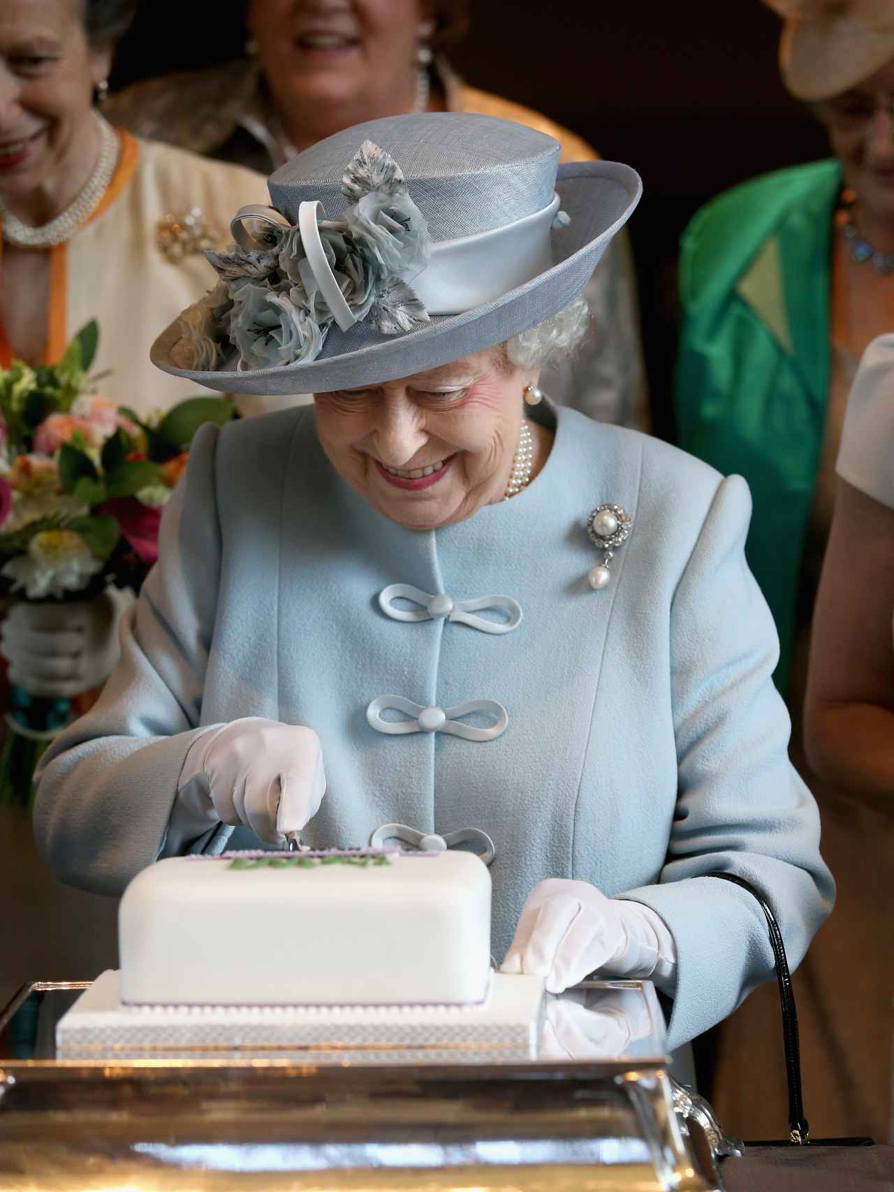 La reina Isabel II busca pastelero con experiencia.