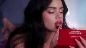 La cantante Rosalía, en una imagen de su vídeo para MAC Cosmetics.
