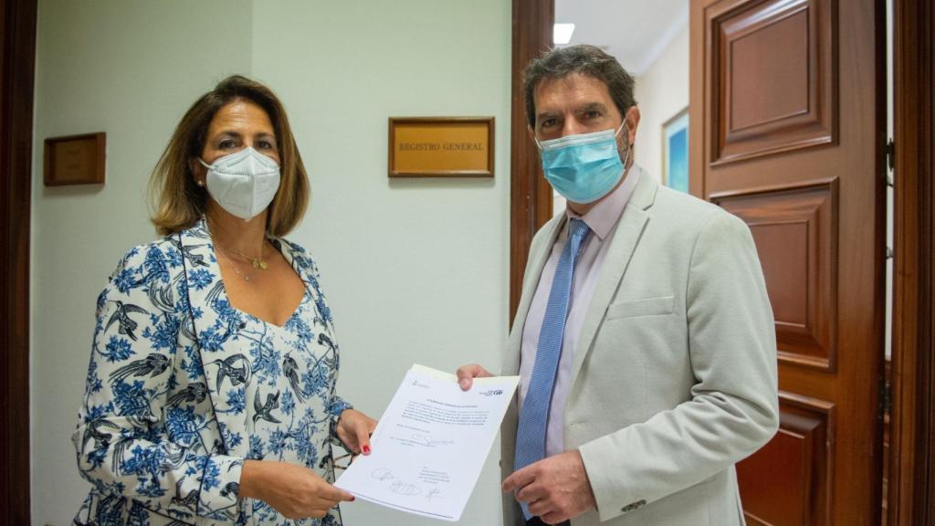 Los diputados populares Isabel Borrego y Juan Luis Pedreño, este jueves, presentando la Proposición no de Ley en el Congreso.