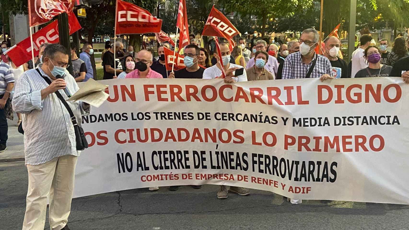 Juan Antonio Conesa, de la Plataforma en Defensa del Ferrocarril, leyendo un manifiesto en la manifestación del sábado en Murcia.