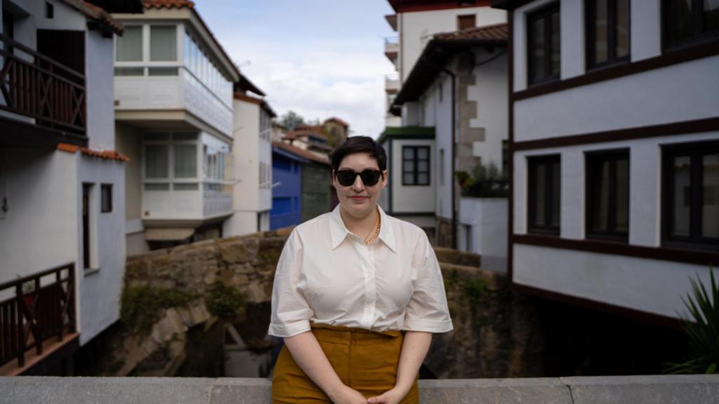 Alaitz Leceaga posando en Ea con la casa de los Morgan a sus espaldas.