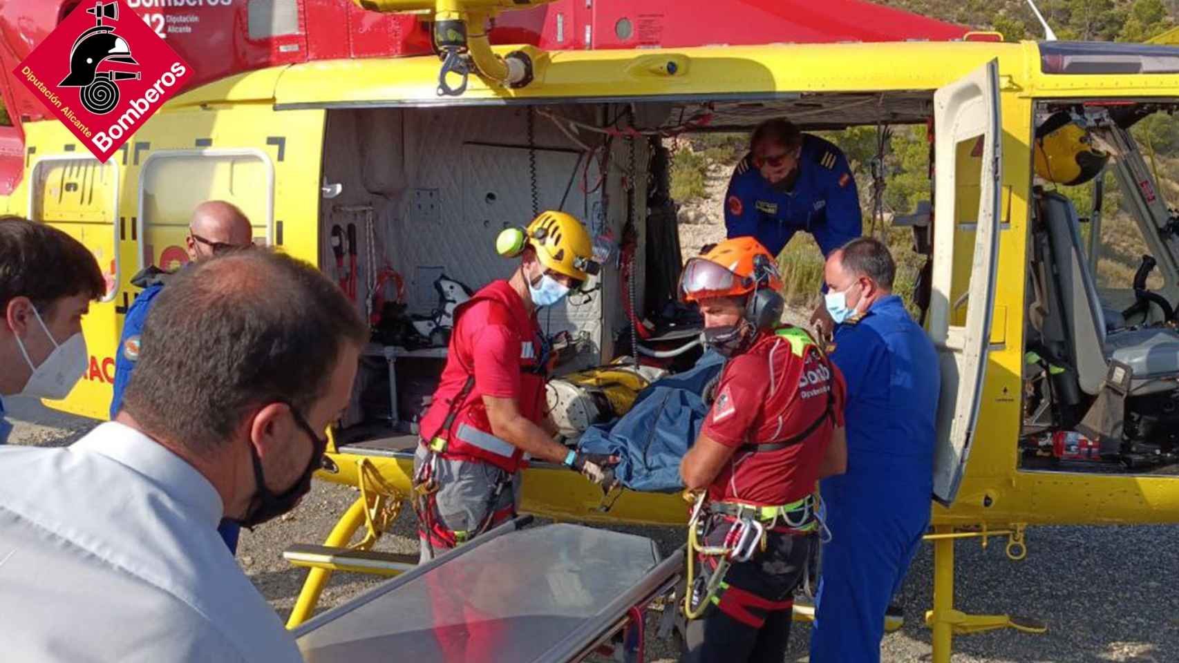 Los bomberos de la Diputación de Alicante rescatan el cuerpo del hombre del fallecido en el Puig Campana.