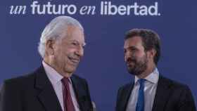 Vargas Llosa (i), junto a Pablo Casado.