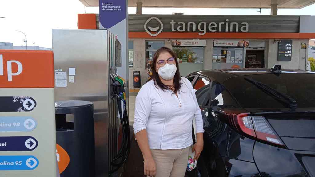 Isabel Prieto, a citizen who was refueling at a gas station.