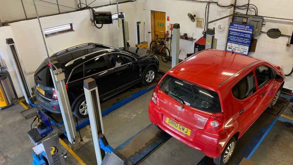 Dos vehículos del Reino Unido en un taller.
