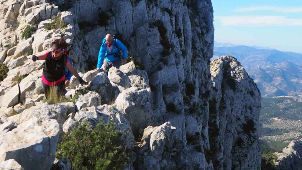 El montañista Vicente Soler y una compañera en una cima de la provincia de Alicante.