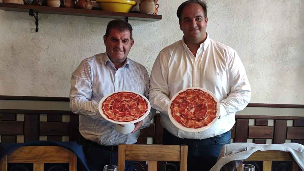 Los alcaldes Guijuelo y Jabugo con un plato de jamón en las manos