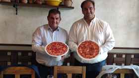 Los alcaldes Guijuelo y Jabugo con un plato de jamón en las manos