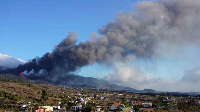 La erupción vista desde Tajuya, La Palma. REUTERS/Juan Medina.