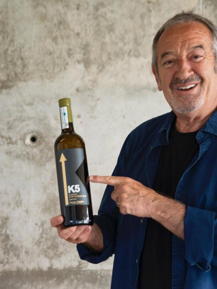 Karlos Arguiñano con uno de los vinos de su bodega, en una imagen compartida en redes sociales.