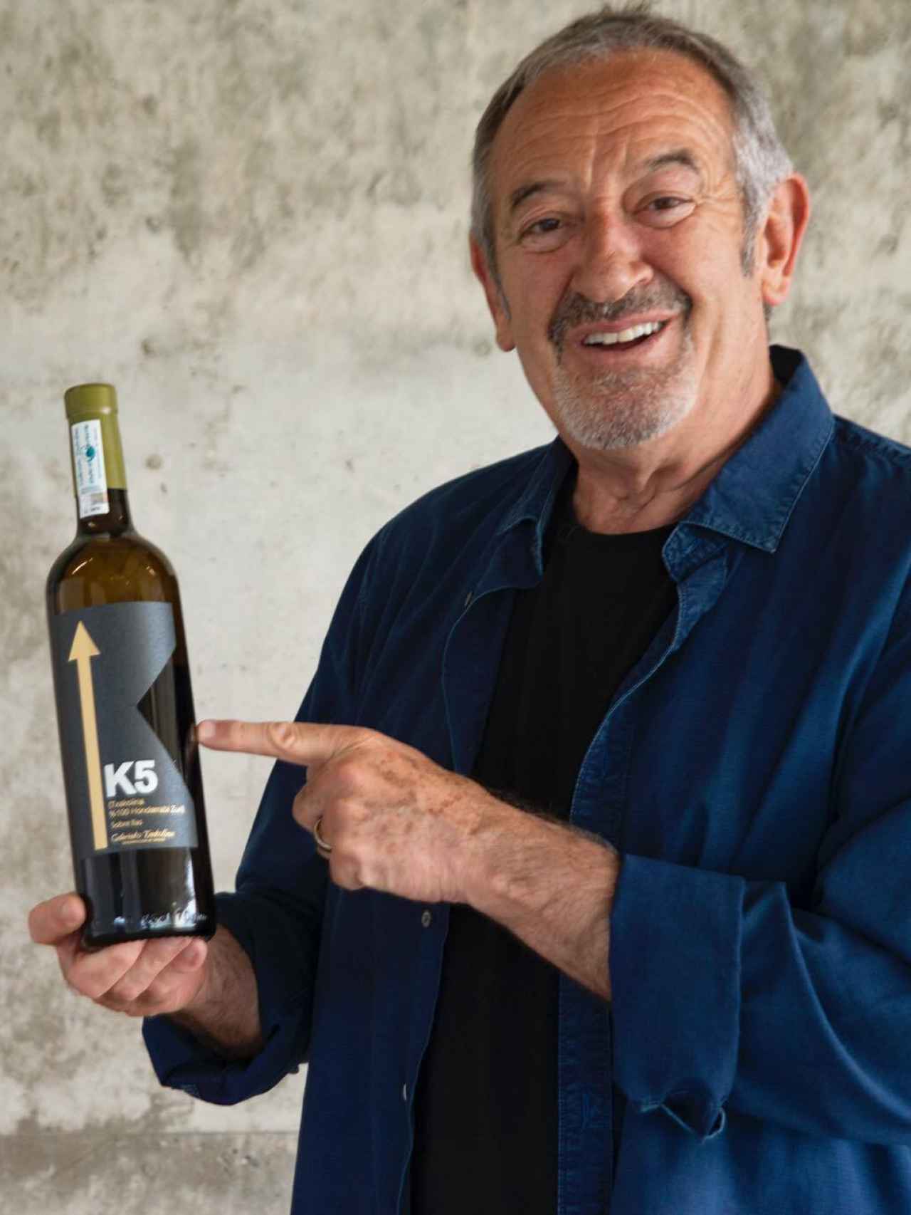 Karlos Arguiñano con uno de los vinos de su bodega, en una imagen compartida en redes sociales.