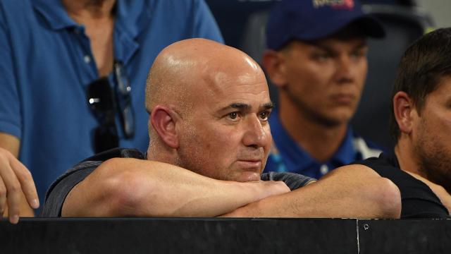 Andre Agassi siguiendo un partido de tenis