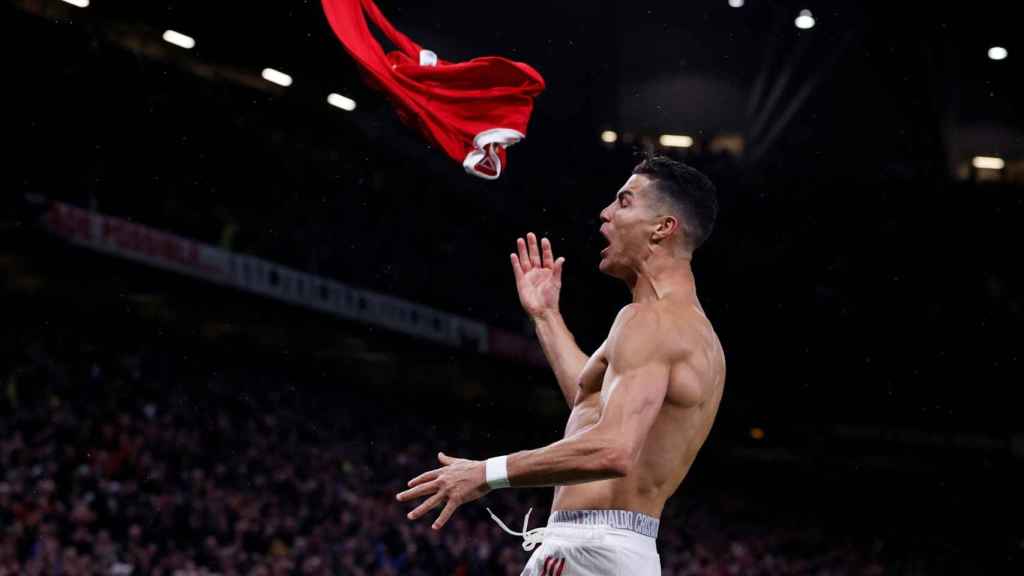Cristiano Ronaldo se quita la camiseta para celebrar el gol de la victoria del Manchester United