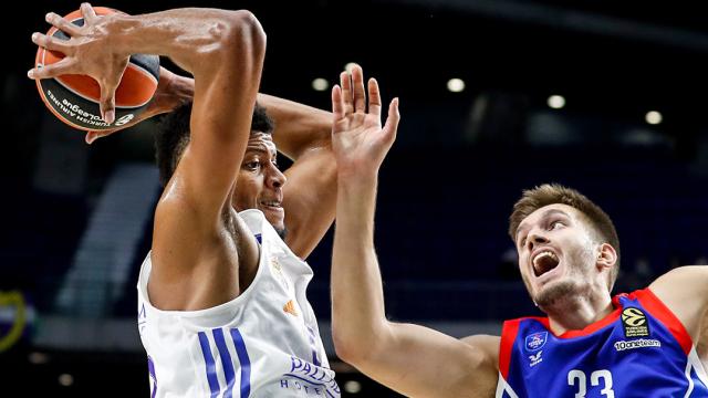 Tavares gana un rebote ante Anadolu Efes