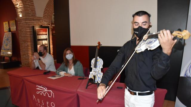 Presentación del violín de cerámica de Talavera