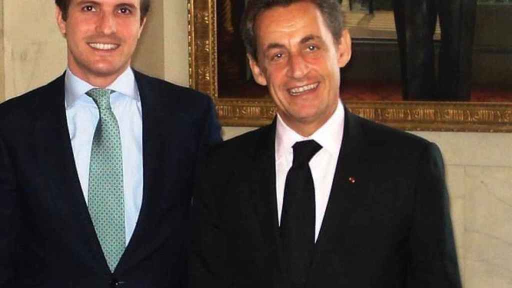 Pablo Casado y Nicolás Sarkozy en 2012 en París.