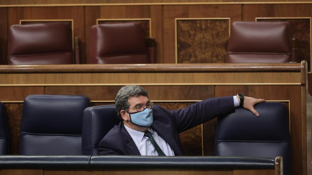 José Luis Escrivá, ministro de Inclusión y Seguridad Social, atiende el debate de la reforma de pensiones.
