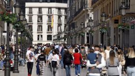 Decenas de personas pasean por la calle Larios de Málaga.