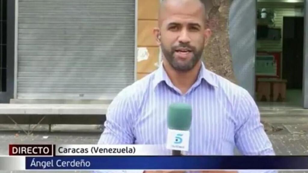 El reportero Ángel Cedeño, en una de sus retransmisiones con Telecinco.