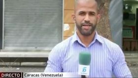 El reportero Ángel Cedeño, en una de sus retransmisiones con Telecinco.