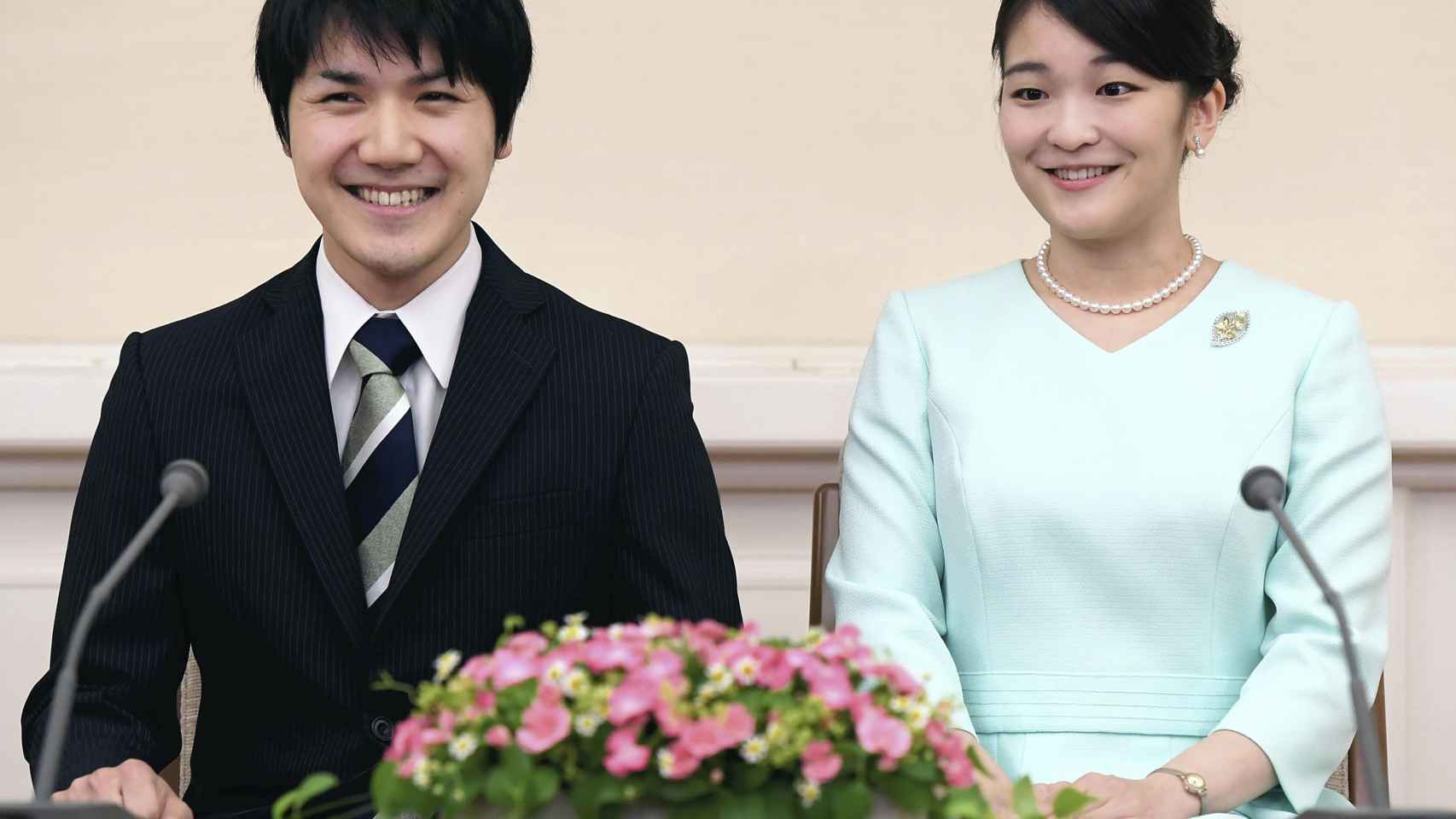 Mako y su prometido, Kei Komuro, en una imagen tomada en 2017.