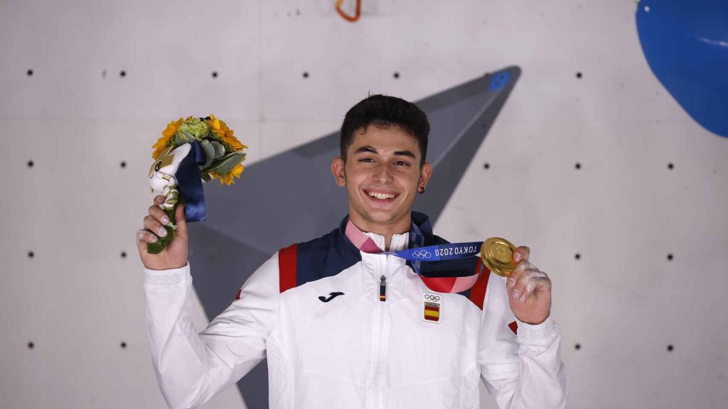 Alberto Ginés posa con el oro olímpico en escalada en Tokio 2020