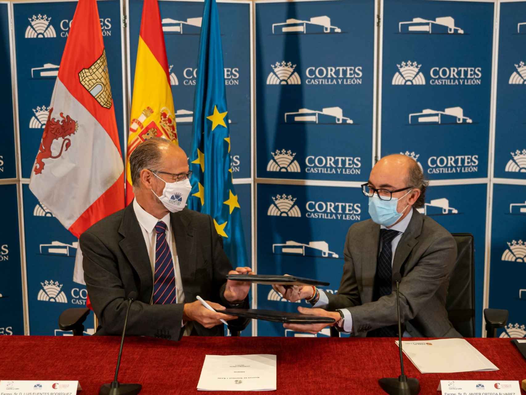 Luis Fuentes y Javier Ortega, en la firma del convenio