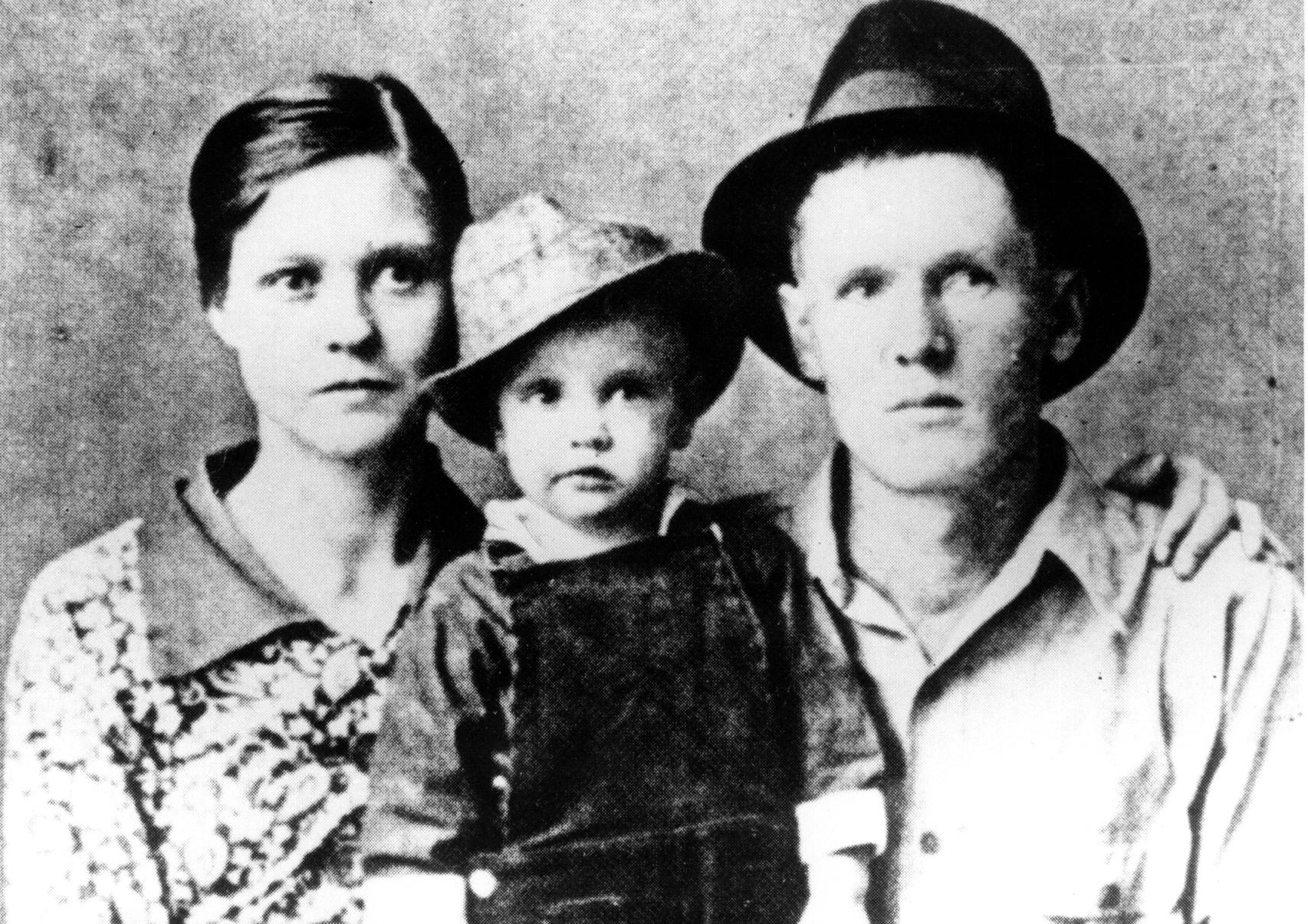 Vernon y Gladys Presley junto con su hijo en 1937.