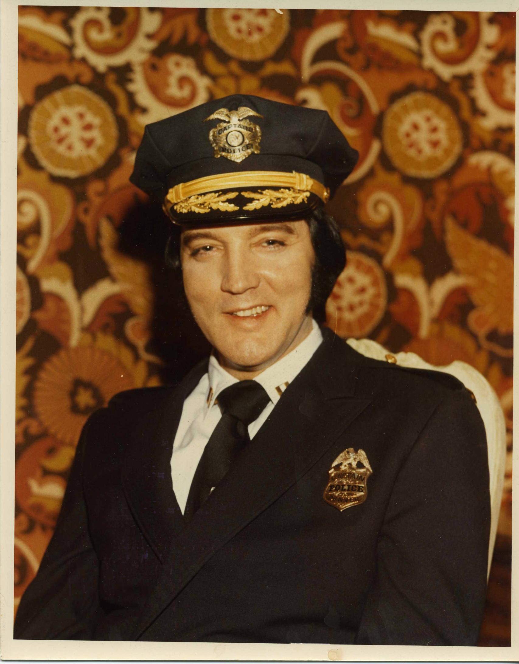 Elvis con su placa de policía de la ciudad de Denver.