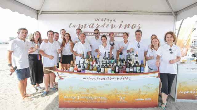 Bodegueros, hosteleros y periodistas malagueños se convierten en remeros en la ‘Regata, Málaga la mar de vinos’.