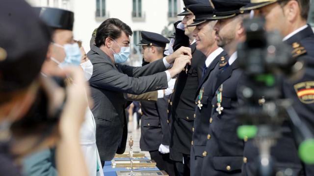 El alcalde de Alicante, Luis Barcala, junto a los agentes de la Policía.