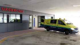 Una ambulancia, junto al Servicio de Urgencias