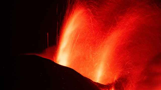 Se abre otro camino de lava en el volcán de La Palma. Efe