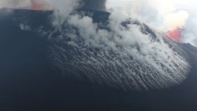 Las fumarolas formadas en la falda del volcán, junto al cráter del volcán.
