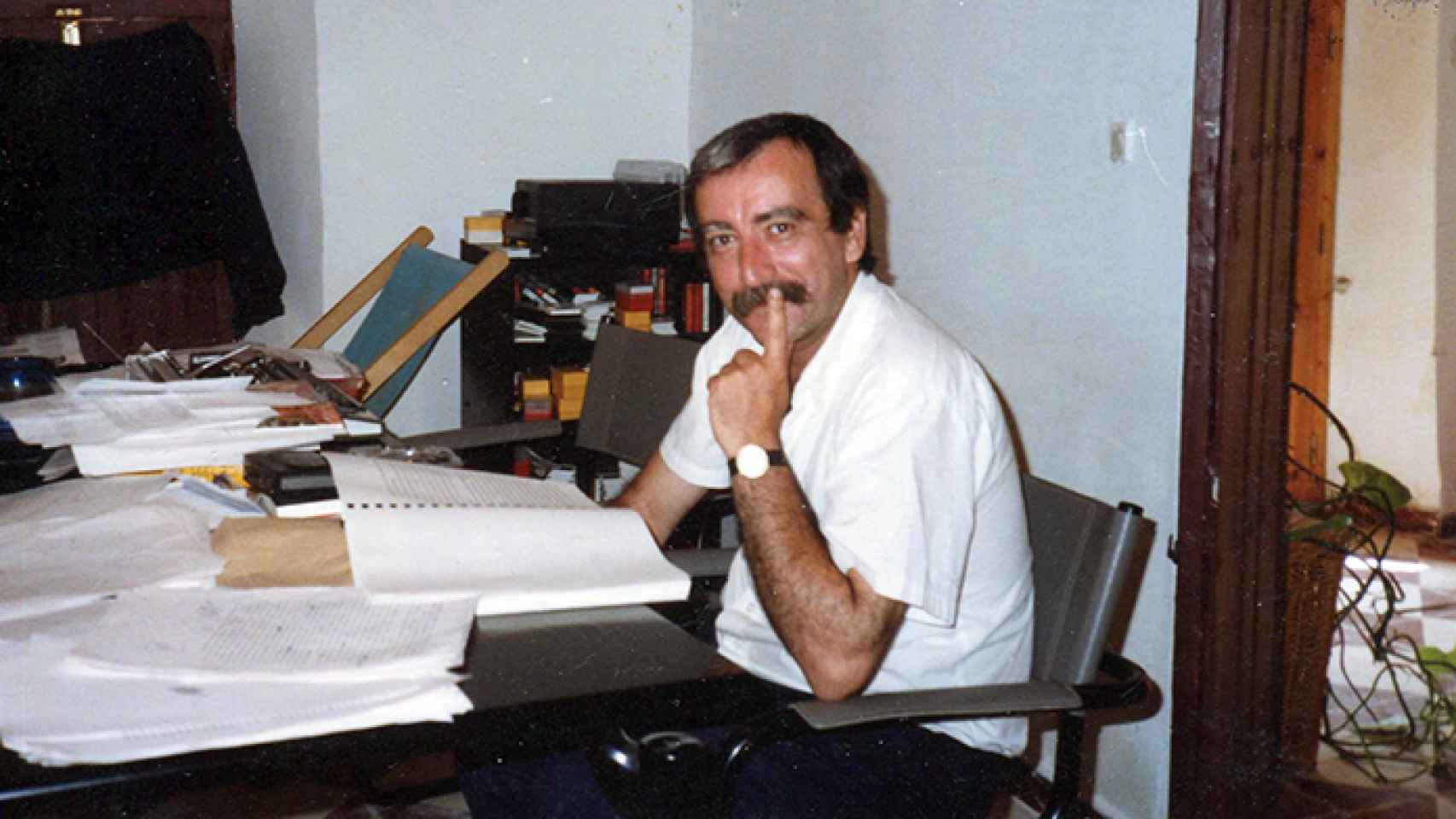 Rafael Chirbes en su escritorio a comienzos de los años 80. Foto: Valverde / Fundación Chirbes