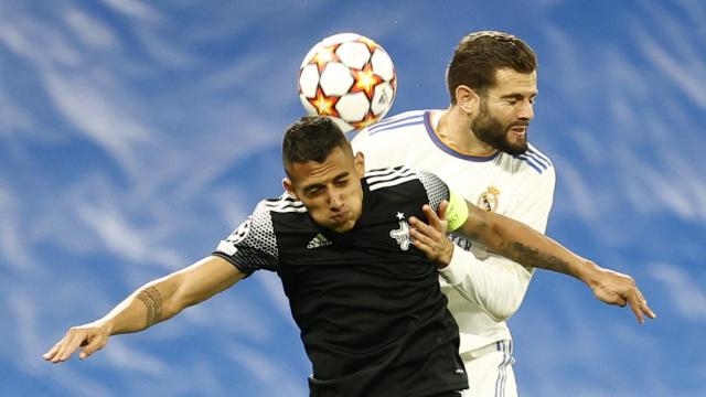 Frank Castañeda y Nacho Fernández disputan un balón