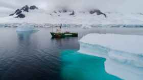 El Arctic Sunrise de Greenpeace en las aguas de la Antártida