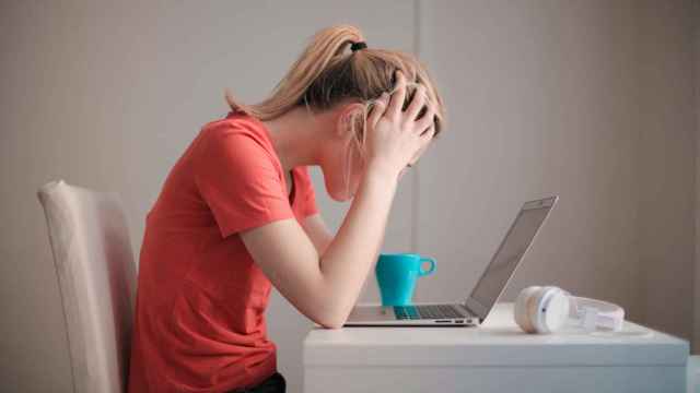 El 46% de las niñas sienten depresión, tristeza, estrés, preocupación o ansiedad a causa de la información falsa en internet