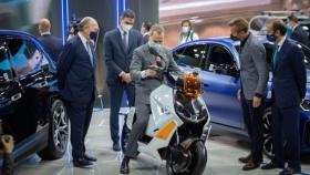 Sánchez observa cómo Felipe VI se desenvuelve sobre una moto, en el Salón del Automóvil.