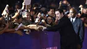 John Travolta, dándose un baño de masas en China.