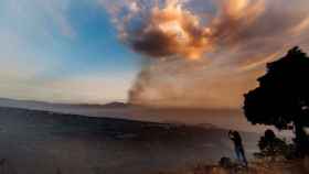 La densa capa de humo y cenizas emitidas por el volcán de Cumbre Vieja. Efe