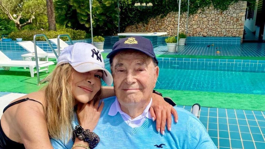 Ana, con su padre, en la casa familiar de Mallorca.