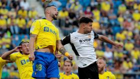 Negredo peleando un balón ante el Valencia